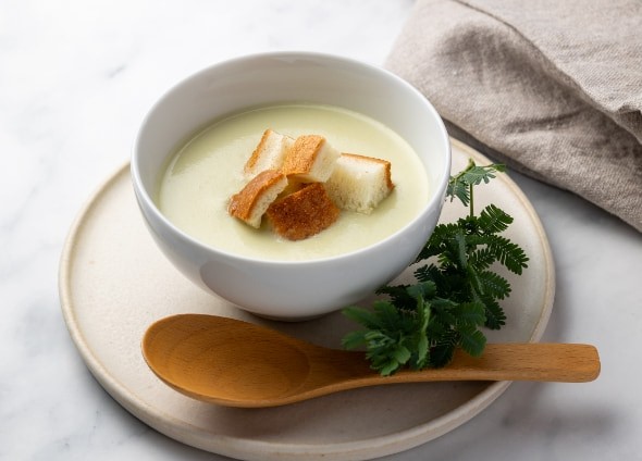 ブロッコリーの茎ポタージュパン耳クルトンのせ